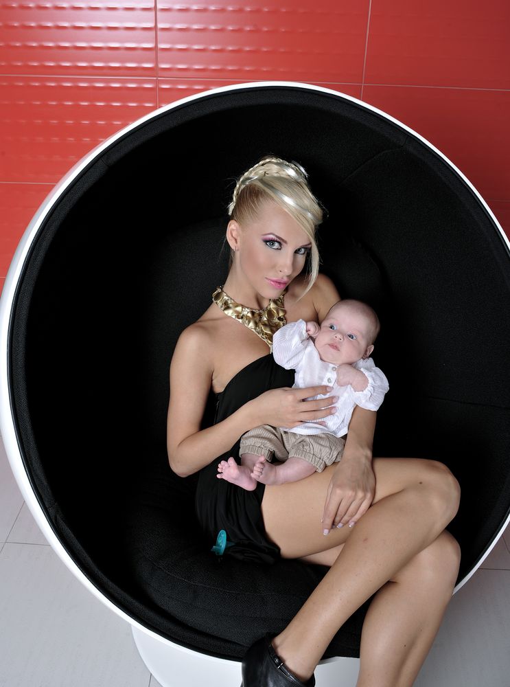0-288085-andreea_spataru_si_fetita_ei_sofia.jpg