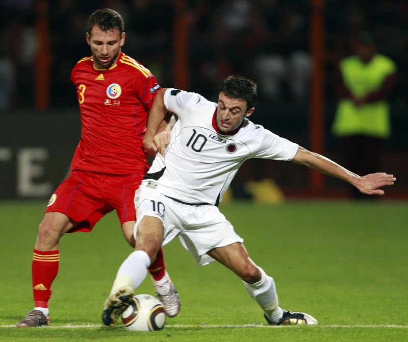 Răzvan Raţ, în duel cu Klodian Duro / Foto EPA