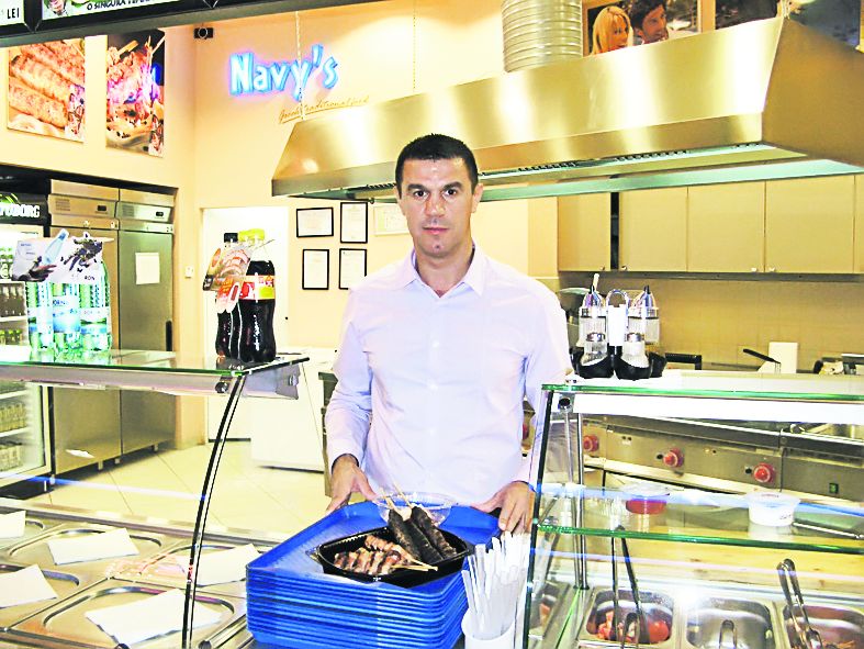 La restaurantul grecesc Navys, dintr-un mall bucureştean, Mihai Leu a preparat o salată grecească şi frigărui