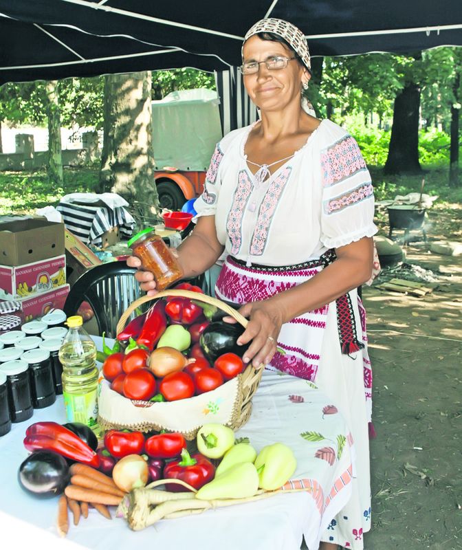 Tanti Floarea Vasile, 60 de ani, din satul Plădiceni, comuna Scărişoara, judeţul Olt, ne arată un borcan de zacuscă făcut de ea din legume proaspete. Costă 10 lei şi dacă vreţi să cumpăraţi, puteţi veni de azi până duminică la târgul din curtea Academiei de Ştiinţe Agricole şi Silvice din Bucureşti