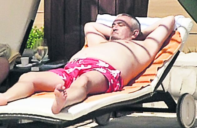 Ministrul Sebastian Vlădescu s-a odihit la o piscină din Mamaia