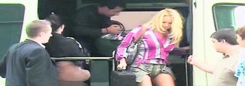 Când a coborât din avion, diva nu a fost ajutată să-şi care unul dintre geamantane