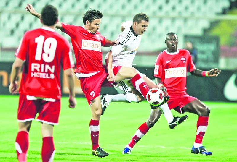 Adrian Cristea (în roşu, la minge) şi NDoye (dreapta), au fost mult mai “moi” decât vasluianul Ghencev, în partida din Ştefan cel Mare