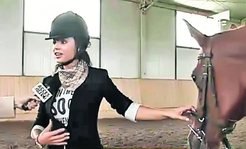 Ramona Lăzuran îşi mângâie calul primit cadou de la iubit