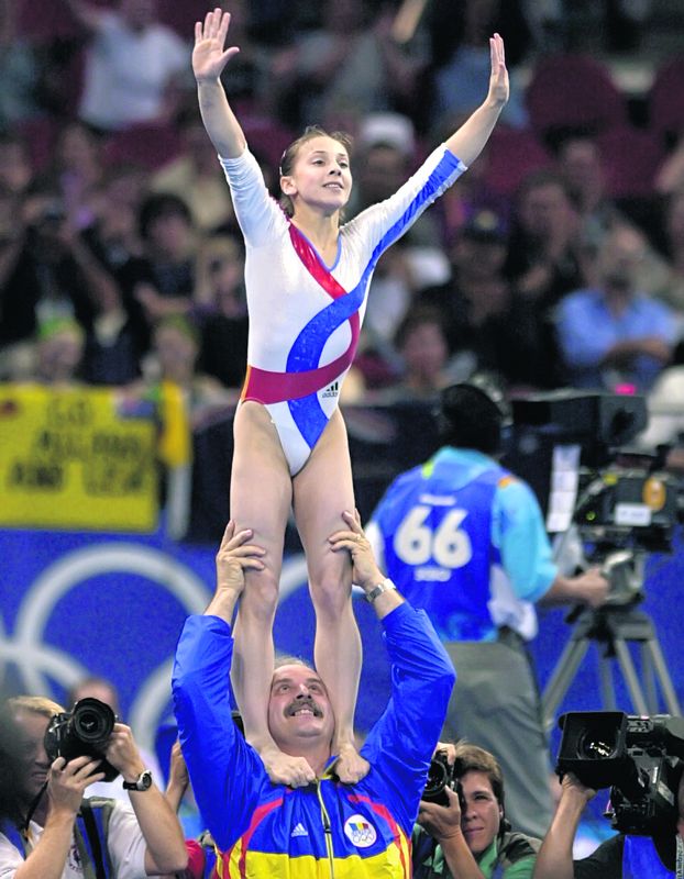 Antrenorul Octavian Bellu şi Andreea Răducan, eleva lui preferată, într-un moment de euforie totală în septembrie 2000