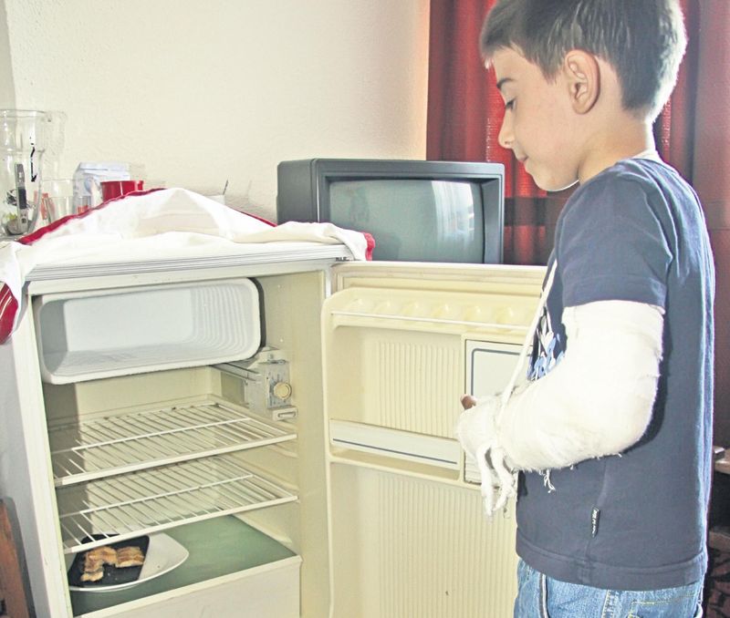 Roberto, băiatul de 6 ani al lui Sandu Neagu, ne arată că, în afara celor trei felii uscate de pizza, în frigiderul familiei bate vântul. Puştiul a mai păţit un necaz: şi-a rupt mâna în urmă cu câteva zile