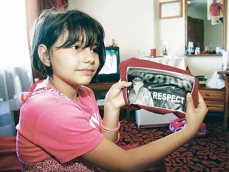 Ingrid Neagu păstrează cu sfinţenie un tricou imprimat cu chipul tatălui său