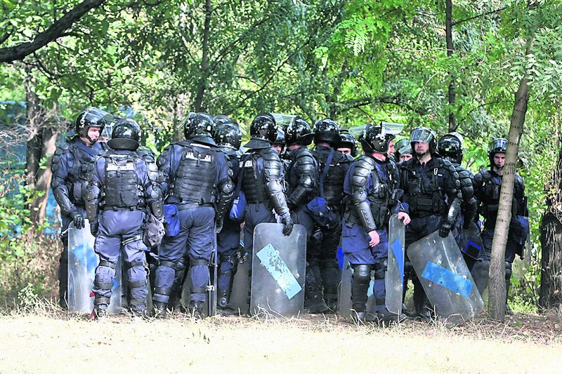 Trupe de jandarmi stăteau ieri, prin tufişuri, pregătite de atac, în cazul în care protestul poliţiştilor s-ar fi lăsat cu violenţe