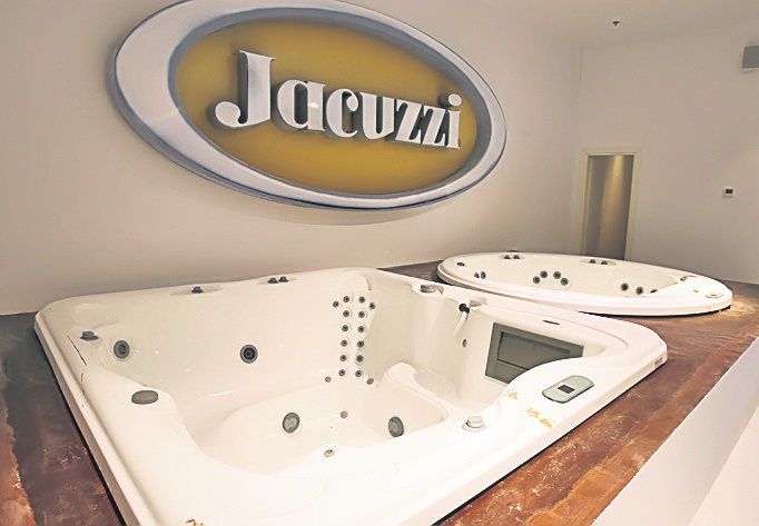 4547-295456-jacuzzi.jpg 4547-295456-jacuzzi.jpg
