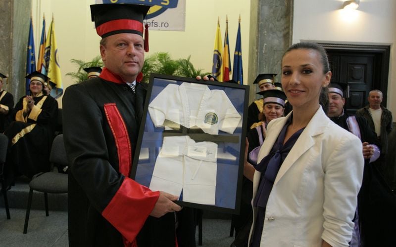 0-295587-marius_vizer_honoris_causa_andreea_raducan.jpg