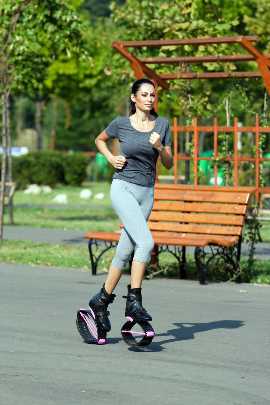 Nicoleta-Luciu-se-menţine-în-formă-Kangoo-Jumps-pe-balcon.jpg