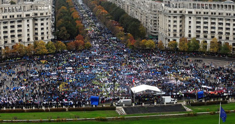 0-302505-protest_piata_constitutiei.jpg