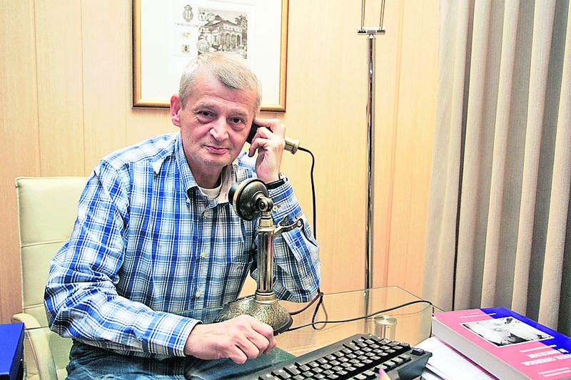 ral are şi un telefon vechi, fiind pasionat de antichităţi