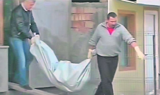 Anchetatorii au transportat cadavrele la morgă, pentru efectuarea necropsiilor