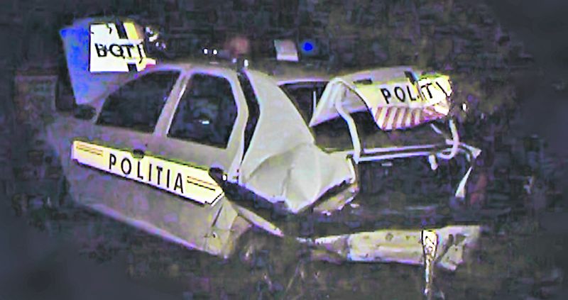 octombrieMaşina Poliţiei a fost grav avariată, după ce a fost lovită şi proiectată în şanţ