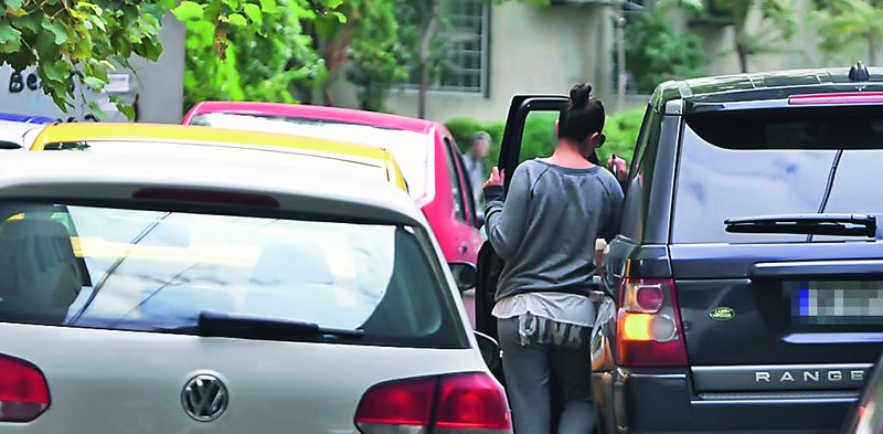 Elena se strecoară cu greu înapoi în maşină şi se pregăteşte să iasă de pe străduţă