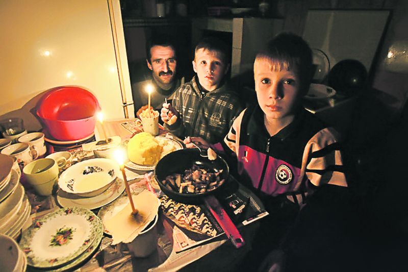 Cei doi frăţiori şi tatăl lor mănâncă trei zile dintr-o mămăligă cu fasole şi cartofi