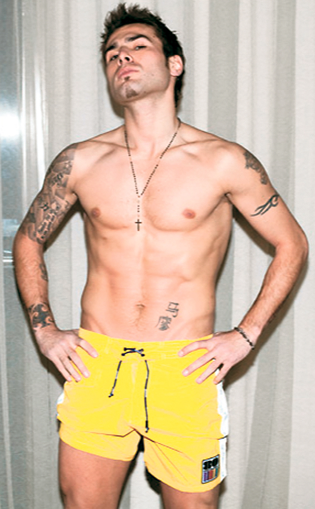 4574-302518-adrianmutunuddezbracattoplessfaratricou.jpg