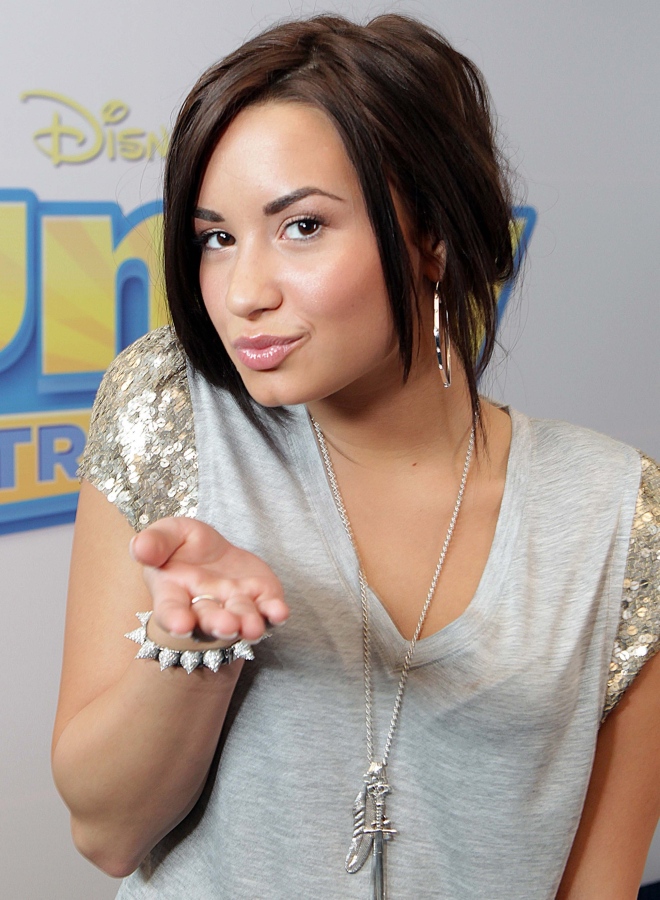 0-303846-demi.jpg