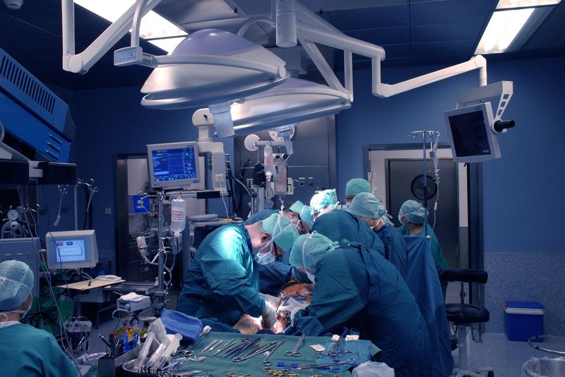 0-310416-doctori_sala_operatii.jpg