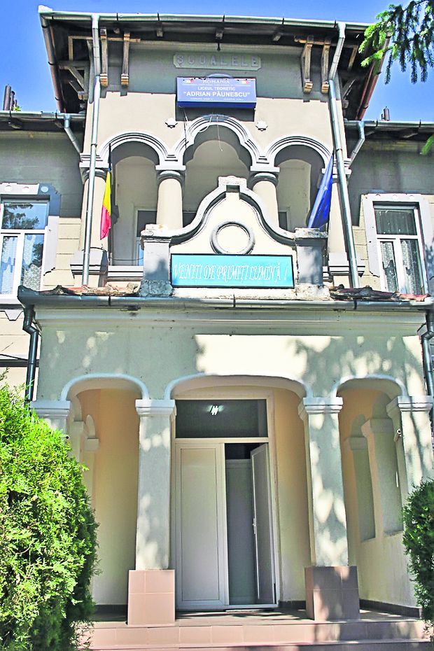 4583-305066-06liceuladrianpaunescuvederedinexterior2973.jpg