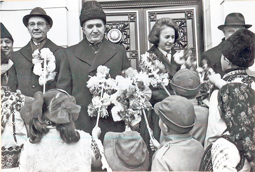 4628-317422-nicolae_elena_ceausescu_colindatori.jpg
