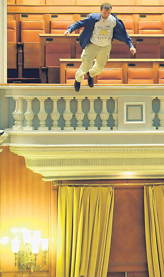 4632-318941-adrian_sobaru_balcon_parlament.jpg