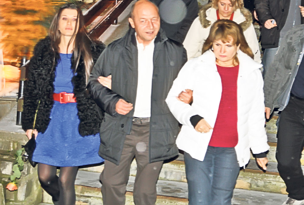 4633-319195-familia_basescu.jpg