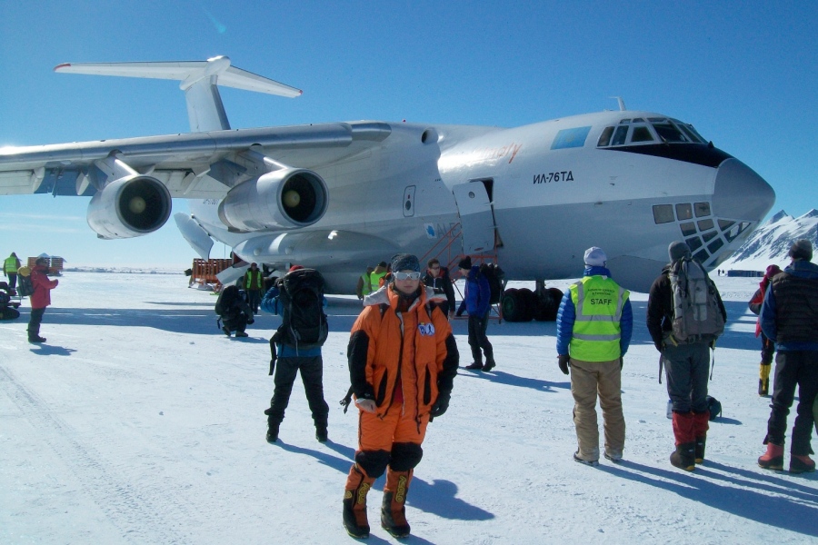 0-328563-antarcticaunionglacierbaseilyusinplane.jpg