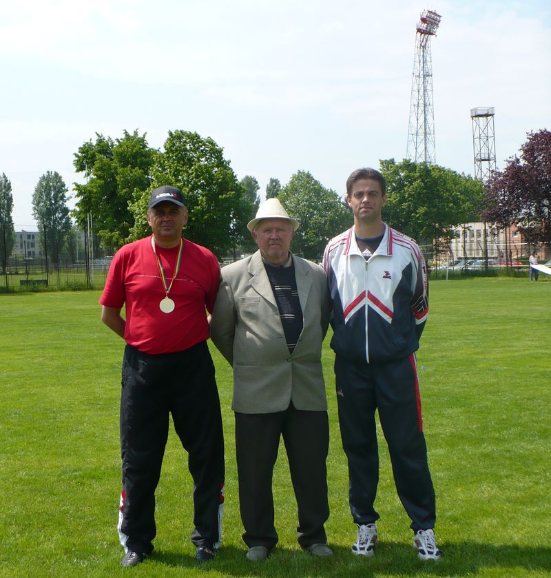 4658-327100-ianovschitoti3.jpg