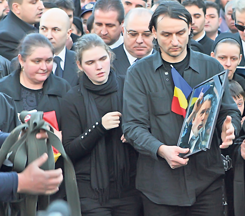 4640-321638-inmormantarepaunescufamilie.jpg