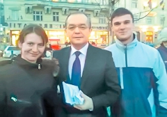 Boc s-a fotografiat cu alţi cumpărători