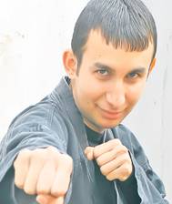 Fernando de la Caransebeș După ce a cantat impreună cu Şuşanu şi cu Romeo Fantastick intr-un club din localitate, tanărul a ajuns la secţia de poliţie, de unde a fost dus mai tarziu cu o ambulanţă la psihiatrie.