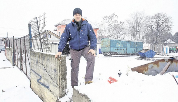 Vanghelie, pune gardul, că iar ne sfâşie câinii!
