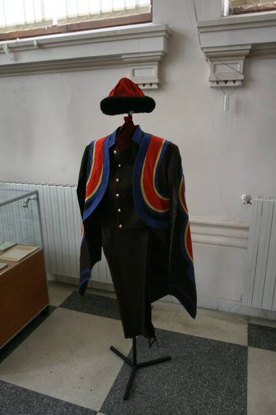 Cât de mult s-au schimbat uniformele poliţiştilor!