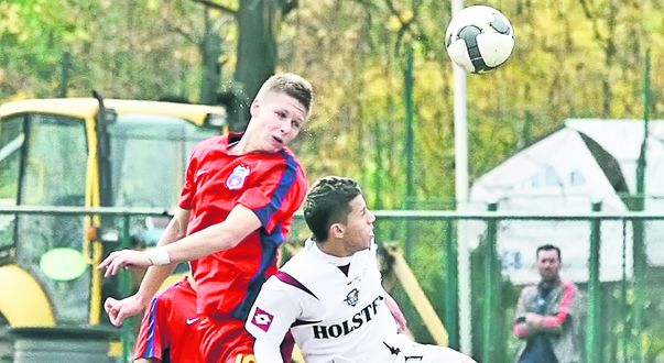 Roșu (stânga), într-un meci Steaua - Rapid la juniori