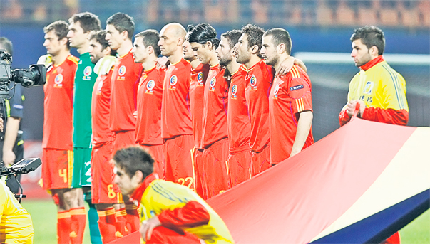 Tricolorii, unul lângă altul doar la intonarea imnului