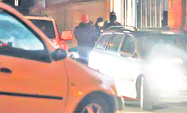 Cârțu e preluat de la poarta palatului patronului Stelei de un șofer și de doi bodyguarzi