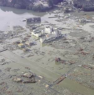 Japonezii se apără cu măşti de aerul otrăvit
