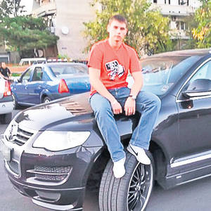 Cocoțat pe Volkswagenul Touareg de 75.000 de euro, primit cadou la majorat