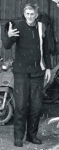 Tatăl Marinelei Niţu e bolnav şi spune că şi dacă ar fi fost invitat la nuntă nu s-ar fi dus, pentru că n-ar fi vrut să dea ochii cu fosta sa soţie