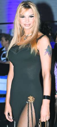 Marinela Niţu, o prezenţă exotică în showbizul românesc, s-a căsătorit la Braşov, pe 12 februarie, dar nu şi-a invitat părintele la eveniment