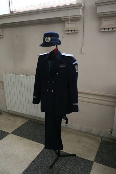 Cât de mult s-au schimbat uniformele poliţiştilor!