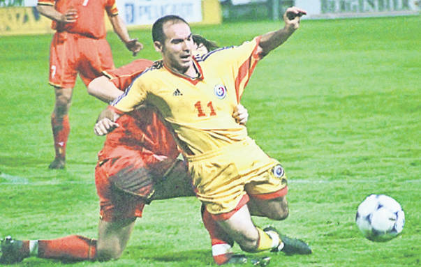 Jean Vlădoiu (în galben) a îmbrăcat de 28 de ori tricoul naționalei, pentru care a înscris de două ori