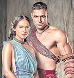Sclava Naevia și gladiatorul Crixus, protagoniștii serialului “Spartacus - Nisip și sânge”