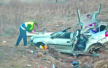 Şoferul acestei maşini a murit strivit între fiare după ce a adormit la volan şi s-a răsturnat de mai multe ori pe un câmp în apropiere de Caransebeş, pe DN 6