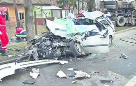 Trei persoane au murit pe loc, pe DN 2, în Bacău, după ce şoferul maşinii în care se aflau a adormit la volan şi s-a izbit de un copac