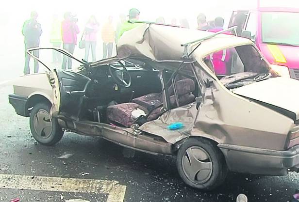 Partea din faţă a acestei maşini a fost spulberată în urma unui accident în lanţ petrecut pe DN 1, la Codlea, judeţul Braşov. Doar o minune a făcut ca pasagerii care au suferit răni grave să scape cu viaţă