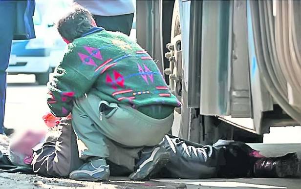 Un bătrân din Cluj a ajuns sub roţile unui autobuz după ce a traversat neregulamentar. Bărbatul a fost rănit grav