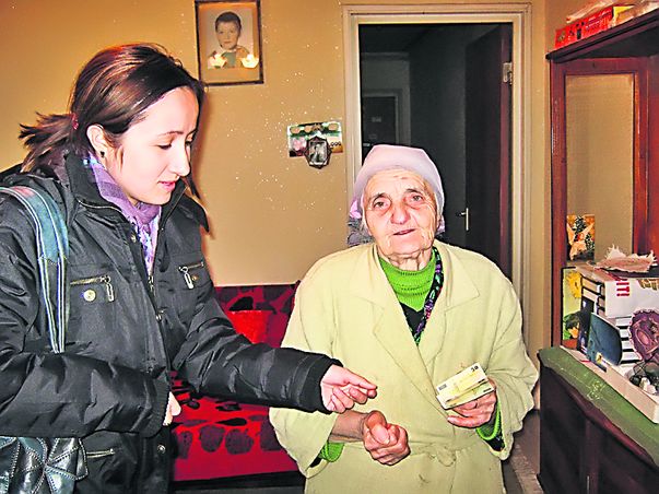 Reporterul Libertăţii i-a dat bătrânei cei 200 de lei. Cu aceşti bani, tanti Alexandrina îşi va cumpăra medicamente